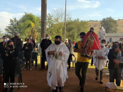Devotos participaram da 1ª Celebração da Santa Missa da Festa em Louvor ao Bom Jesus em Linha Nova 